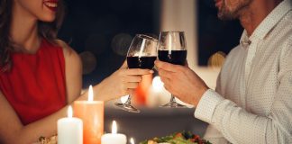Como criar uma noite de encontro memorável em casa