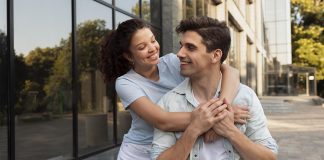 A Importância de Celebrar Conquistas Juntos em um Relacionamento Feliz Relacionamento Feliz Dicas Sex Shop Uberlândia