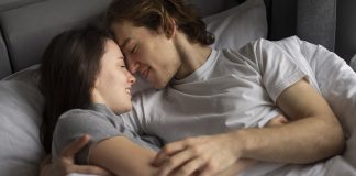 Conchinha: 5 Benefícios Científicos para a Saúde de Dormir Abraçadinho Benefícios Científicos para a Saúde de Dormir Abraçadinho
